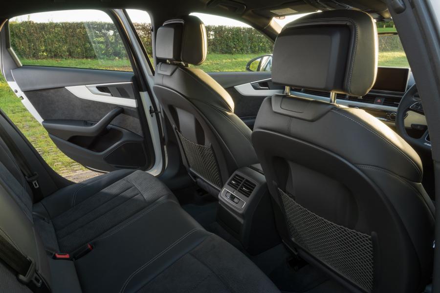 Интерьер Audi A4 2.0 TDI S-Line (B9) 2015 года  (UK) (фото 21 из 23)